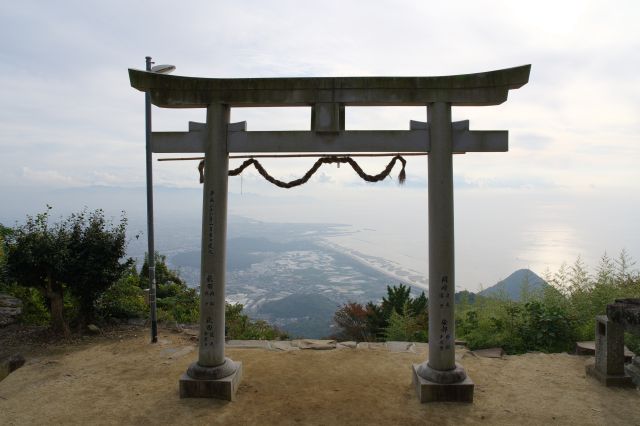 鳥居の前へ。山頂から見下ろす神聖感。