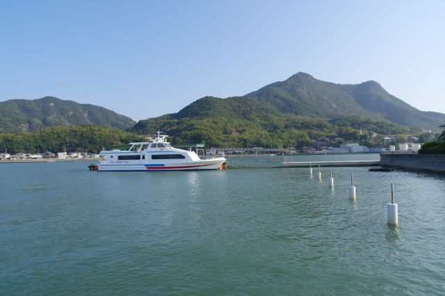 左手には雄大な山並、島の大きさを感じます。