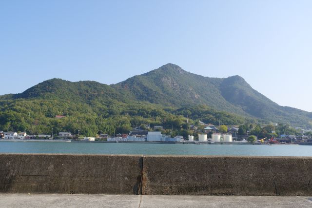 海側に出ると、海越しの雄大な山が美しい。