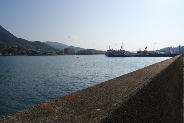 湾の奥の方の風景。奥には土渕海峡があります。