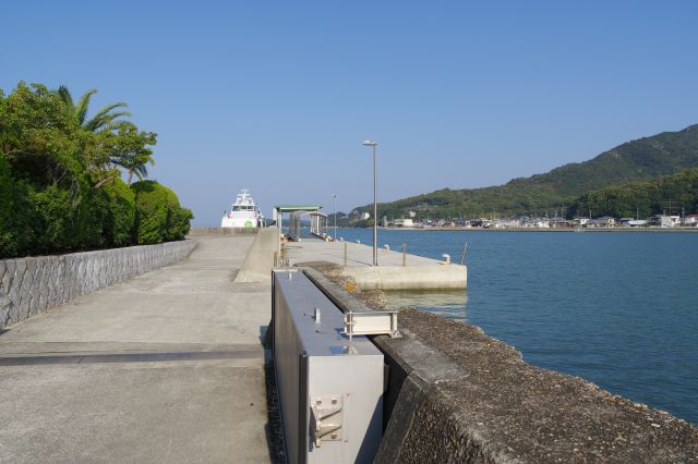 心地よい海沿いを歩きます。