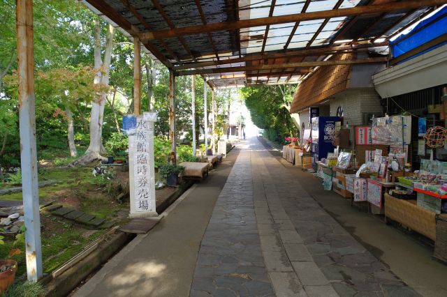 屋島寺を通り抜け西側へ。ちょっとした商店街を抜けます。