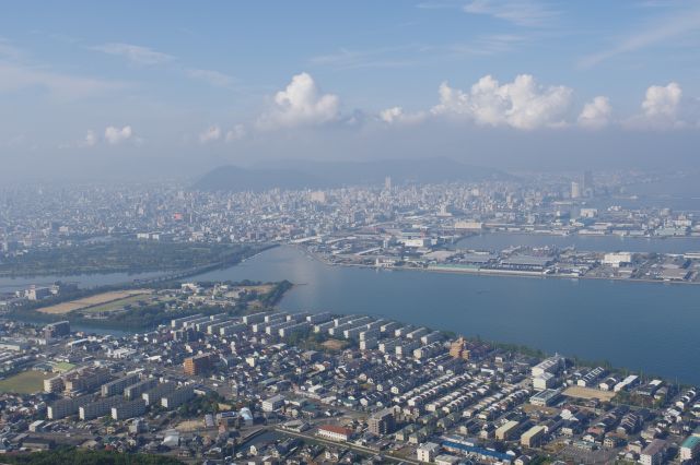 高松の市街地を一望できるとても開放的な眺望です。静かで少し待ちの音が聞こえます。