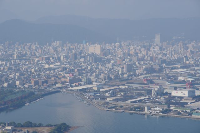 高松の繁華街のことでん瓦町駅周辺。大きな駅ビルの他、右の高層ビルは香川県庁。