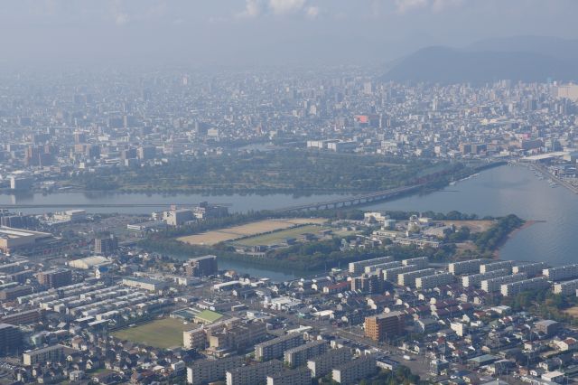 川の河口部にゴルフ場があります。