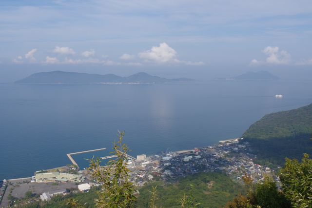 女木島と男木島。周辺には船が行き交います。