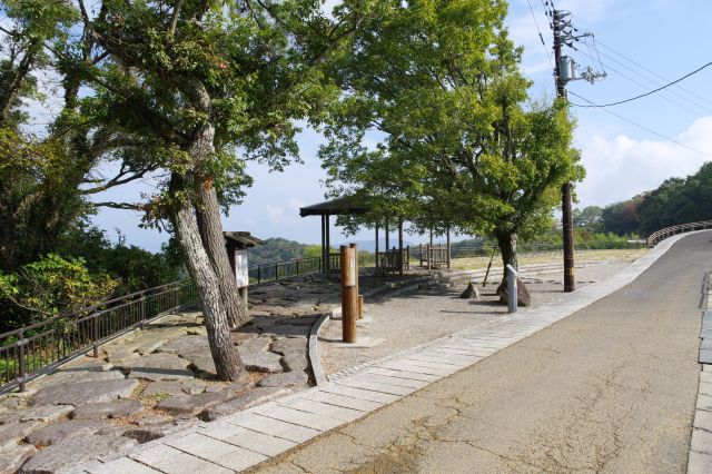 駐車場北側に到着。東屋があります。