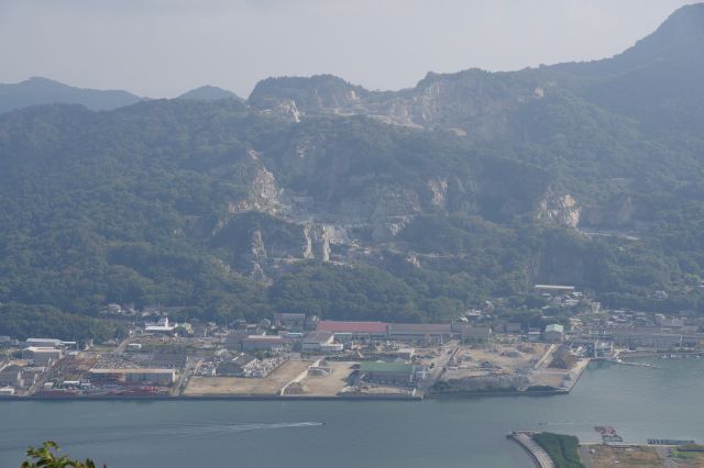 採石場と思われる生々しいダイナミックな岩肌。