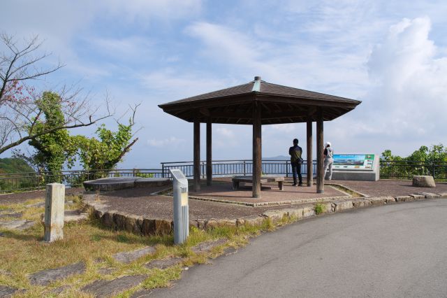 談古嶺という展望台へ到着。源平合戦屋島の古戦場の（讃岐）檀ノ浦を一望できます。※平家滅亡の壇ノ浦（