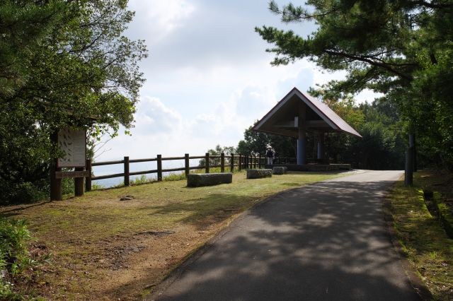 小屋のある小展望スペースへ。