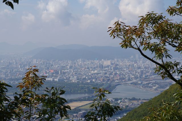 林間から少しだけ市街地の眺望が見られます。