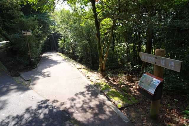 屋島山上（南嶺）の散策路、南東の交差点から屋嶋城（やしまのき）の城門へ向かいます。