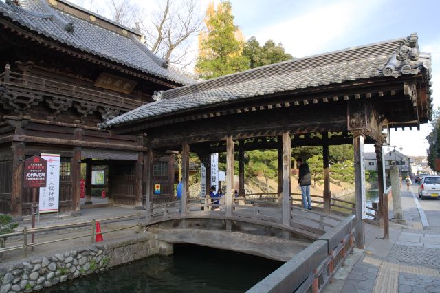 山門の先は太鼓橋