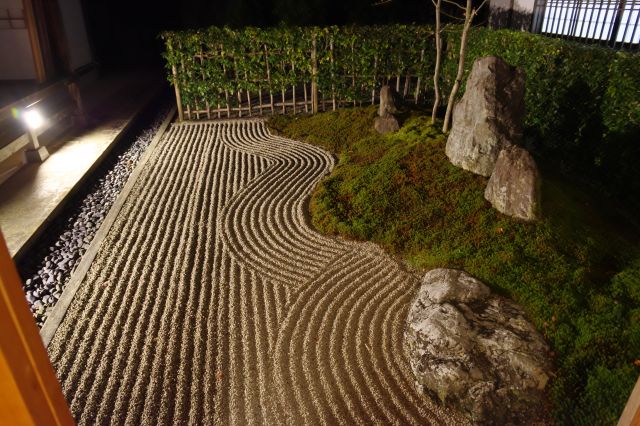 本堂脇の小庭園。