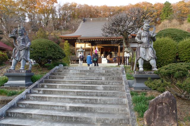 二体の像が迎える小階段を登ります。