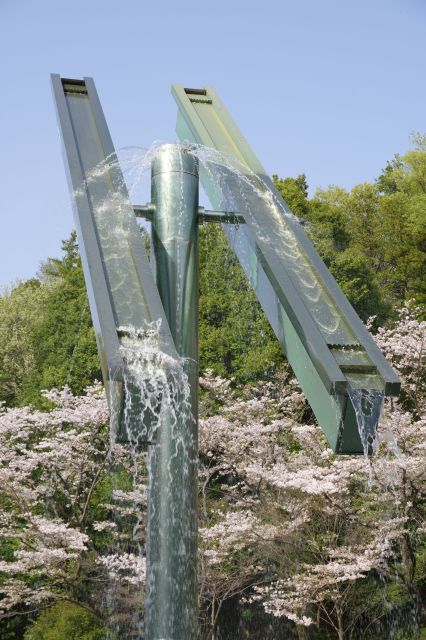 定期的に水が噴き出してシーソーが動き、子供たちは降り注ぐ水を浴びて遊びます。