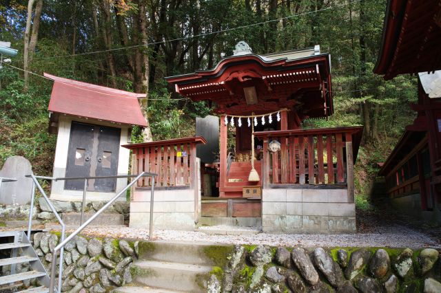 本殿左脇には大国主命を祀る和銅出雲神社。