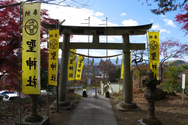 鳥居越しに秩父の山々を望む。