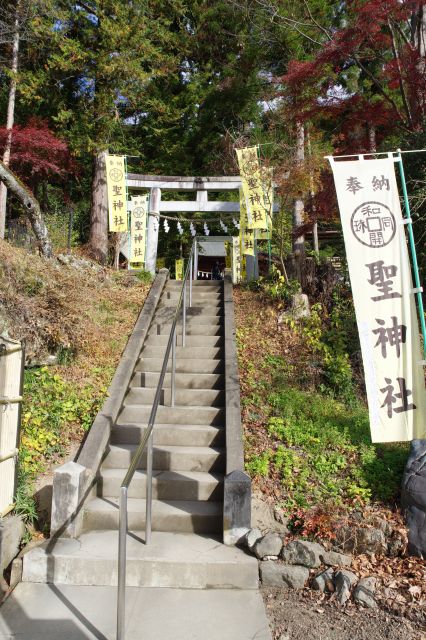 神社の階段を登ります。