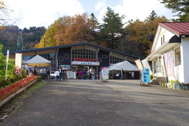 宝登山ロープウェイの山麓駅へ。紅葉の時期は長い行列ができます。