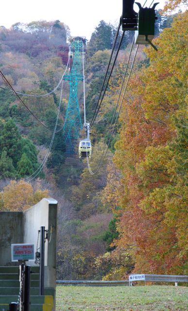 山頂駅へと約5分で結びます。