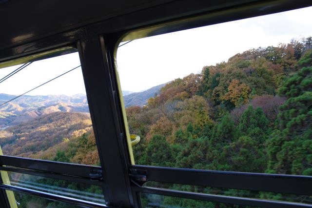 ロープウェイからは紅葉の山並を楽しむことができます。