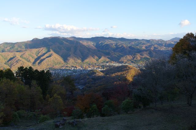 色づいた折り重なる山並、谷の町並みの良い景色が見られます。