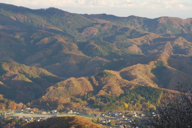 折り重なる山並。