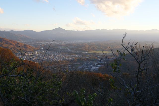 山に囲まれた秩父の市街地を一望できます。