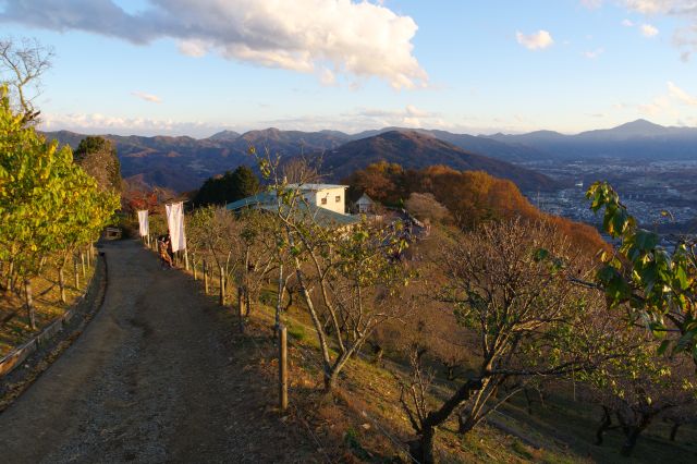 夕日に照らされた山上の風景。