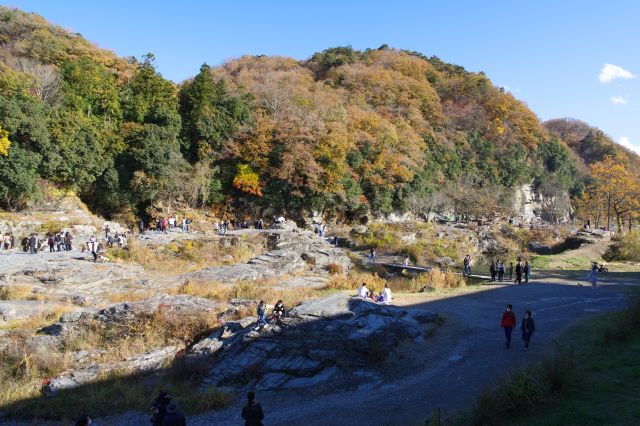 600mに及ぶ岩場で沢山の人が訪れています。