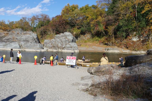 右側に岩場が広がり、左側に船乗り場があります。