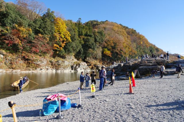 船乗り場周辺。対岸には紅葉の木々。