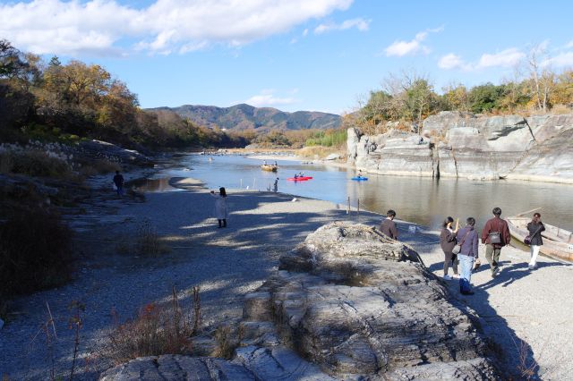 岩の上へ登ってみます。