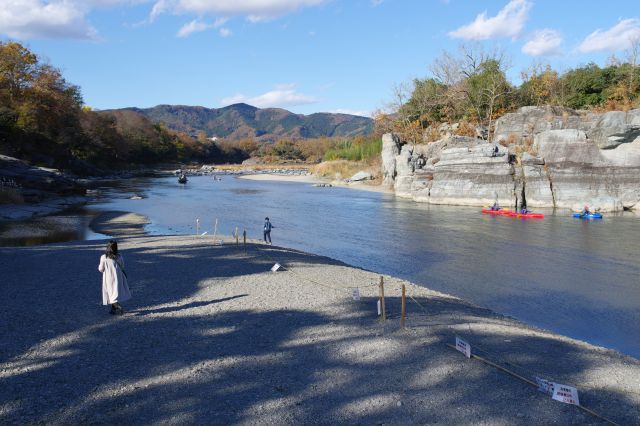 川は穏やかにゆっくりと流れています。