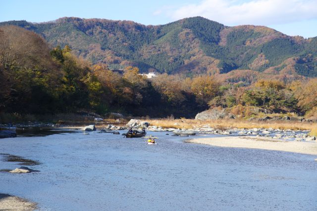 船はカーブする川下へ。