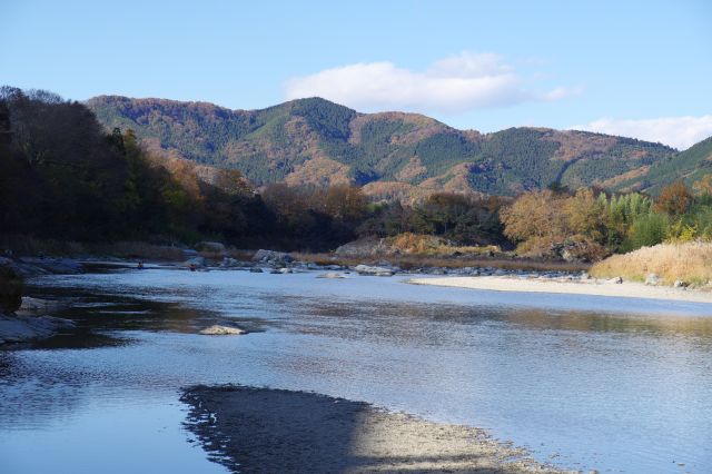 川下の山並が続く風景。