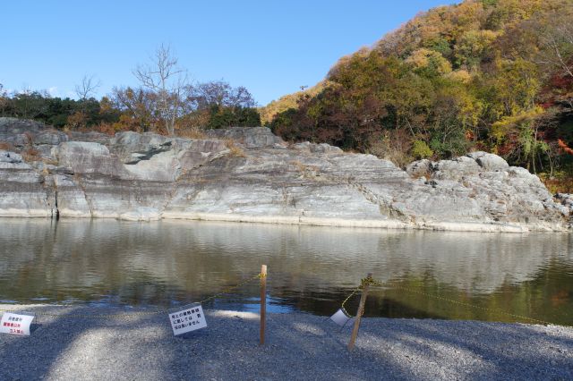 対岸の岩肌が続きます。