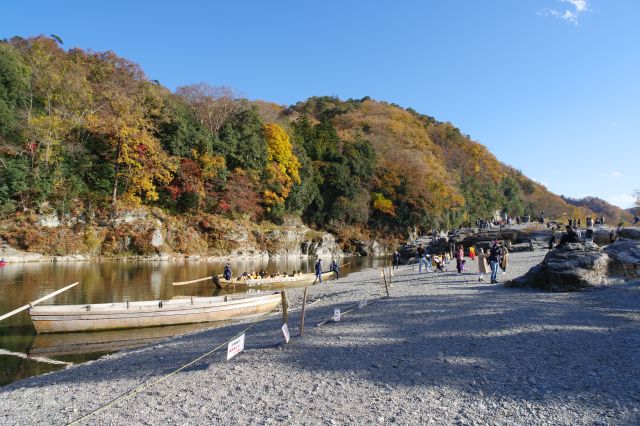 南側の岩場へと進みます。