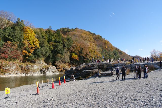 南側は盛り上がった岩場が続いています。