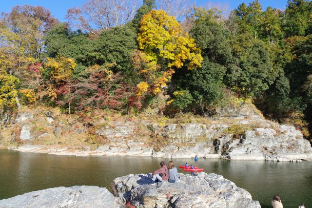 対岸の岩肌と紅葉の木々。