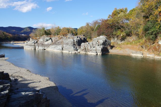 さきほどの北側の岩場。こちらの岩場は水面まで高さがあります。