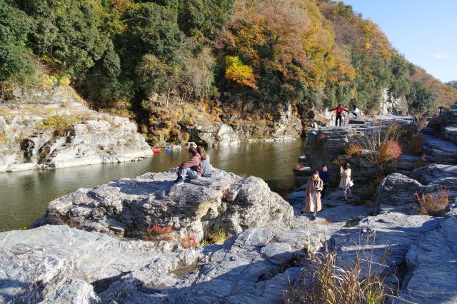 高さと起伏がある岩場、それぞれの場所に人が居ます。