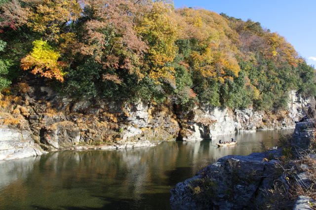 奥の方は紅葉が多め。岩場のどこまで進めるかスリル（転落しないように注意）。