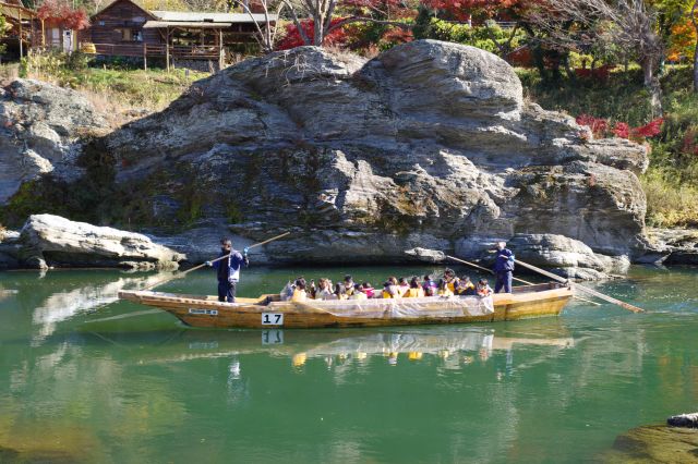 穏やかな流れに船が通り過ぎます。