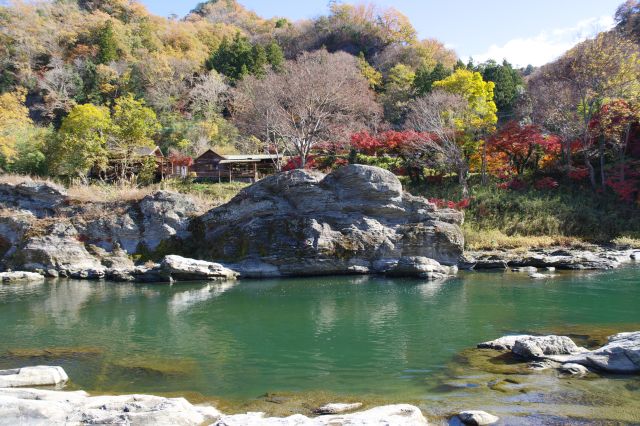 ダイナミックな岩場ときれいな水。