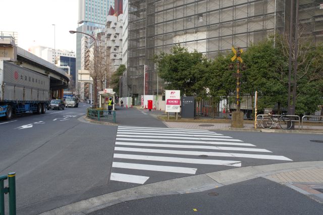 汐留から高速道路下の海岸通りを渡ると銀座郵便局の手前に踏切が現れます。