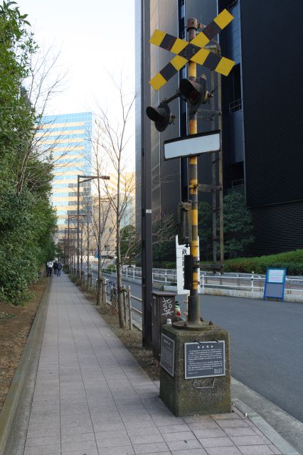 線路跡は道路に変わって築地方面に伸びています。