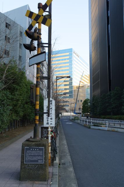 線路跡の道路は細い裏通りのような雰囲気。浜離宮朝日ホールの方へ伸びています。