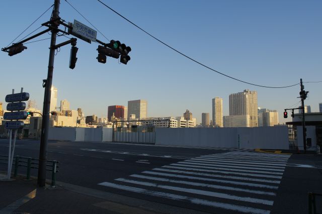 大通り沿いを進み中央市場前交差点へ。現在は市場の姿はなく広い空き地、勝どき方面の建物が見えます。